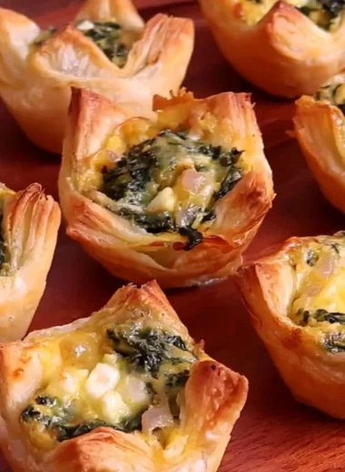 Homemade spinach puffs with flaky pastry and delicious spinach filling.